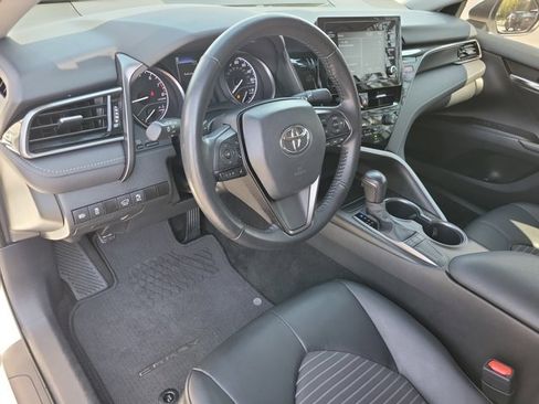 Used 2022 Toyota Camry SE image 4