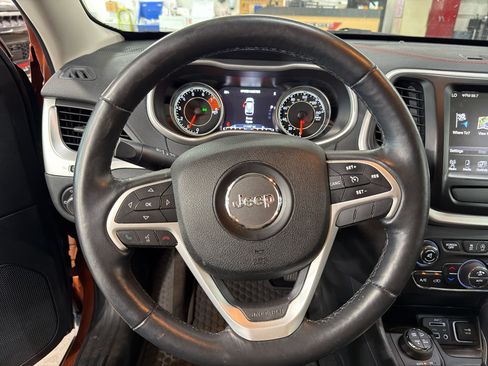 Used 2016 Jeep Cherokee Trailhawk w/ Comfort/Convenience Group AWD/4WD image 6
