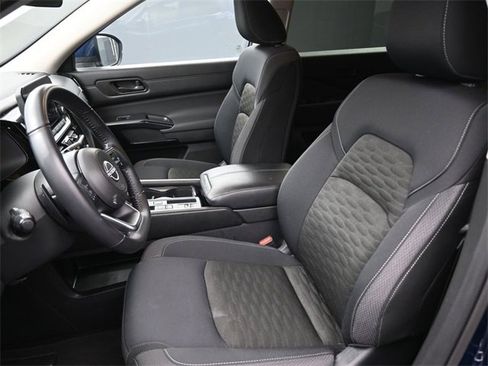 Used 2025 Nissan Pathfinder SV image 19