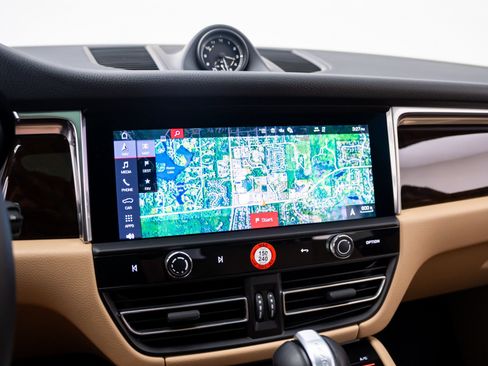 Certified 2026 Porsche Macan AWD/4WD image 22