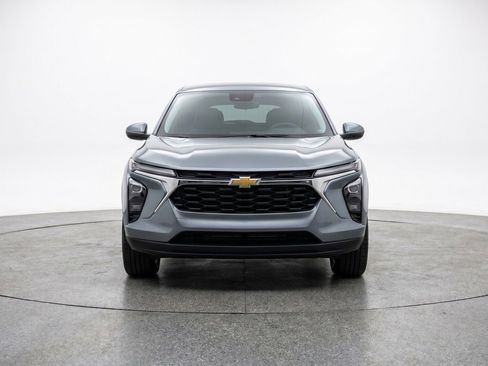 Used 2025 Chevrolet Trax LT w/ LT Convenience Package FWD image 2