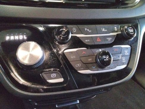 Used 2025 Chrysler Pacifica Select image 31