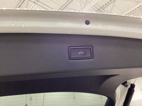 Used 2023 Volkswagen Tiguan SE R-Line image 23