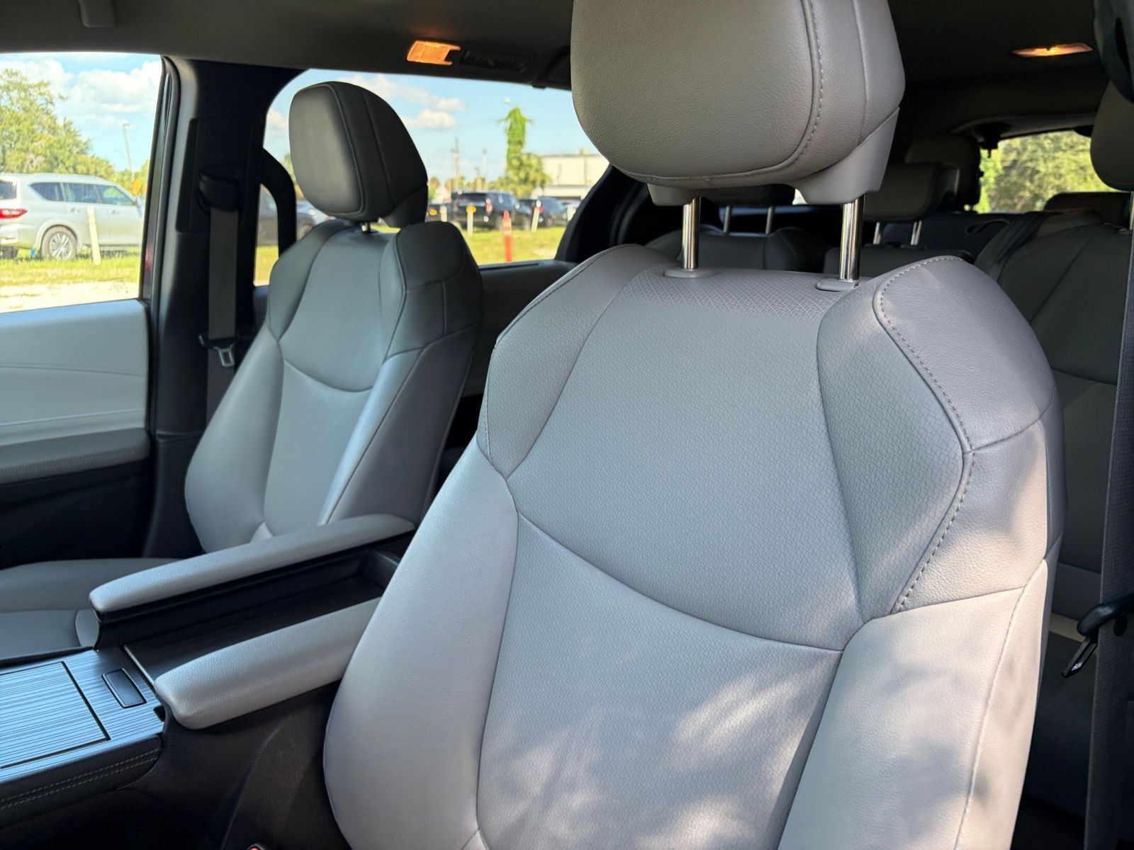 Used 2025 Toyota Sienna XLE FWD image 38
