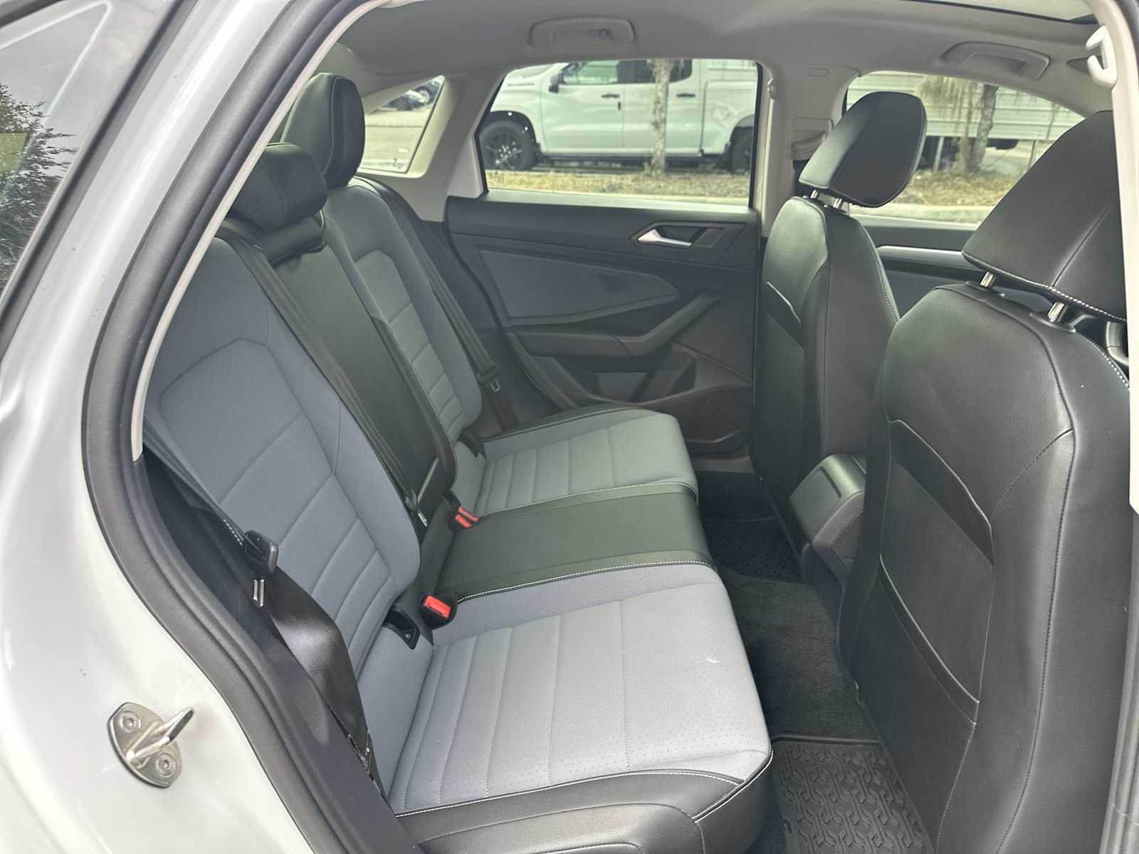 Used 2025 Volkswagen Jetta SE FWD image 18