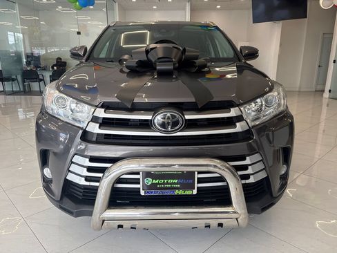 Used 2017 Toyota Highlander XLE AWD/4WD image 2
