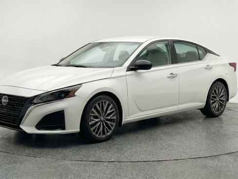 Used 2025 Nissan Altima 2.5 SV FWD image 3