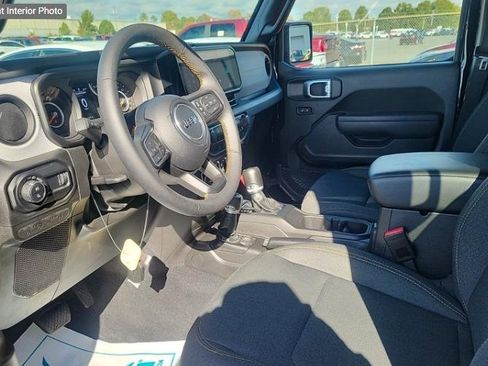 Used 2025 Jeep Gladiator Sport image 12