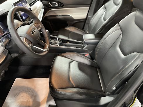 Used 2024 Jeep Compass Limited image 9