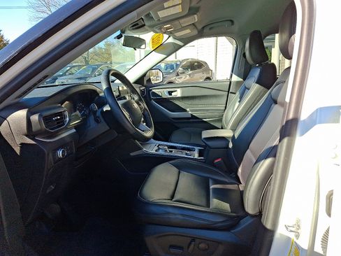 Certified 2022 Ford Explorer XLT w/ Equipment Group 202A image 15