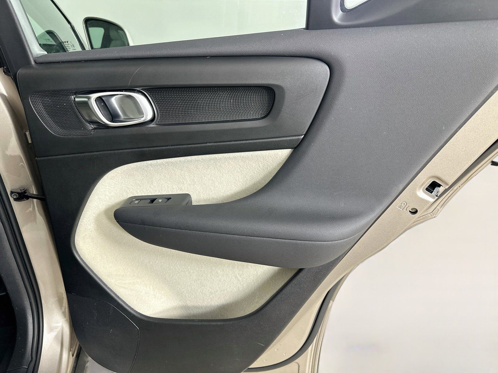 Used 2024 Volvo XC40 B5 Plus w/ Climate Package AWD/4WD image 39
