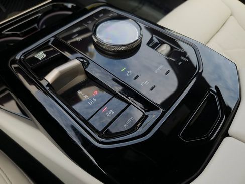 New 2026 BMW 550e xDrive image 9