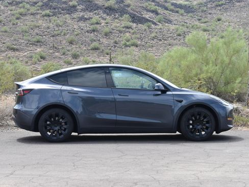 Used 2024 Tesla Model Y Long Range AWD/4WD image 9