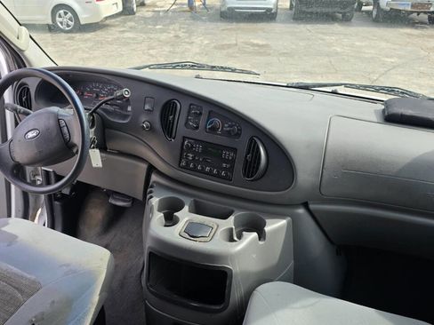 Used 2005 Ford E-350 and Econoline 350 Chateau RWD image 9