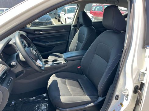 Used 2025 Nissan Altima 2.5 SV FWD image 37