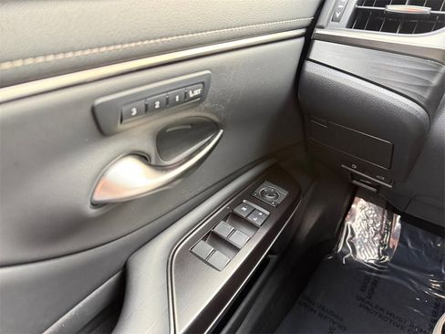 Used 2019 Lexus ES 300h w/ Luxury Package image 29