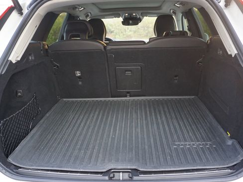 Used 2019 Volvo XC60 T5 Momentum w/ Multimedia Package image 17