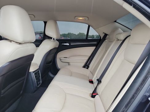 Used 2019 Chrysler 300 Limited RWD image 11