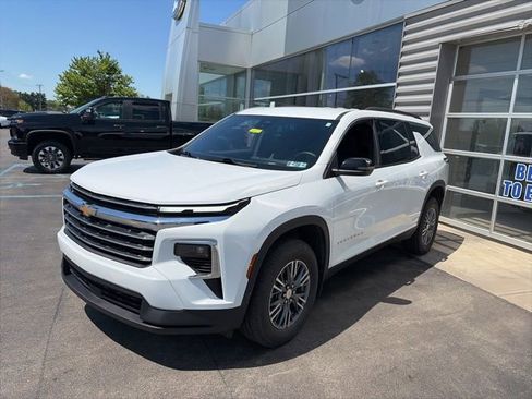 Used 2025 Chevrolet Traverse LT AWD/4WD image 2