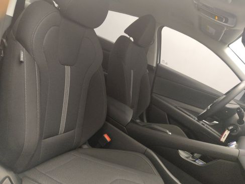 Used 2025 Hyundai Elantra SE FWD image 21