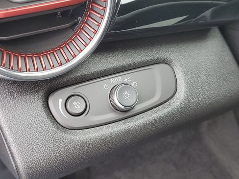 Used 2025 Chevrolet Trax RS w/ Sunroof Package image 13