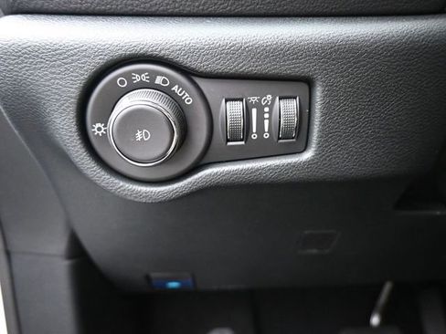 New 2025 Chrysler Pacifica Select w/ Uconnect Theater Family Group image 33