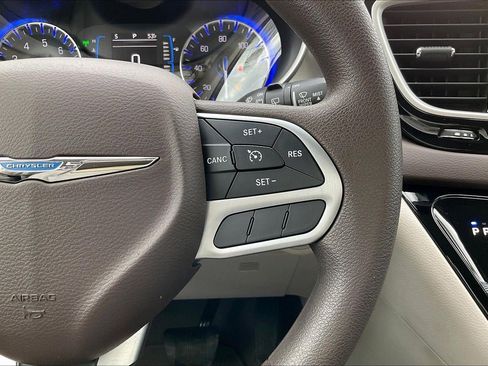 Used 2017 Chrysler Pacifica Touring w/ Tire & Wheel Group image 19