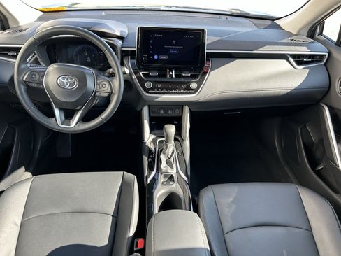 Certified 2025 Toyota Corolla Cross XLE FWD image 18