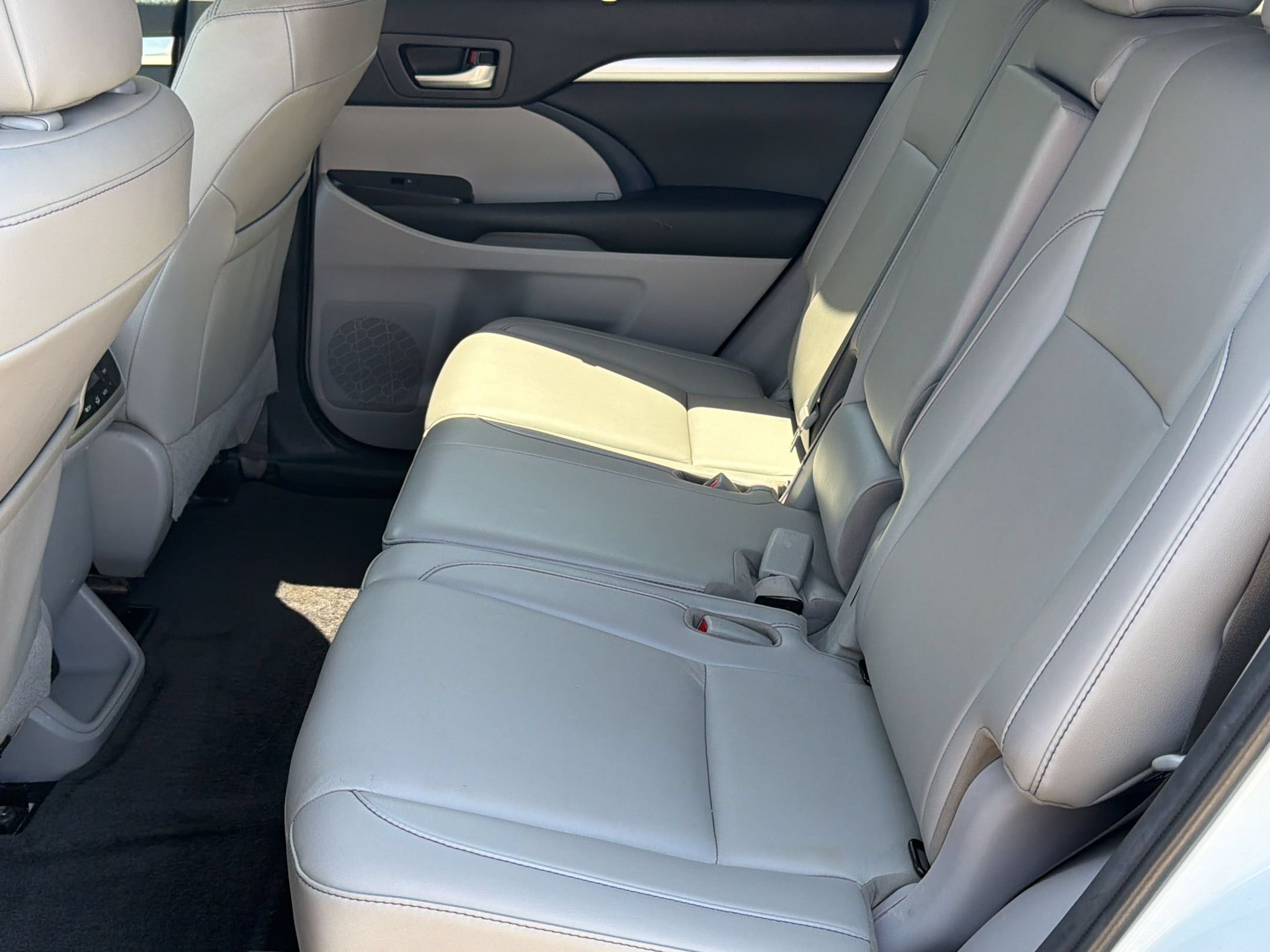 Used 2019 Toyota Highlander XLE FWD image 25