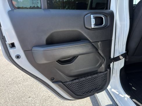Used 2020 Jeep Wrangler Unlimited Sahara AWD/4WD image 30