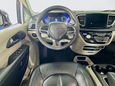 Used 2022 Chrysler Pacifica Touring-L FWD image 22