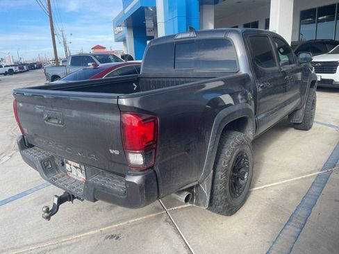 Used 2019 Toyota Tacoma TRD Off-Road image 2