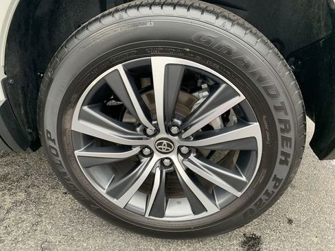 Used 2023 Toyota Venza LE image 33