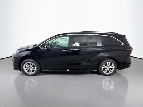 New 2026 Toyota Sienna XLE AWD/4WD image 4