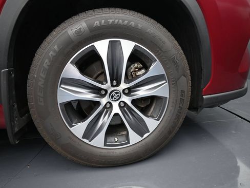 Used 2022 Toyota Highlander XLE AWD/4WD image 11