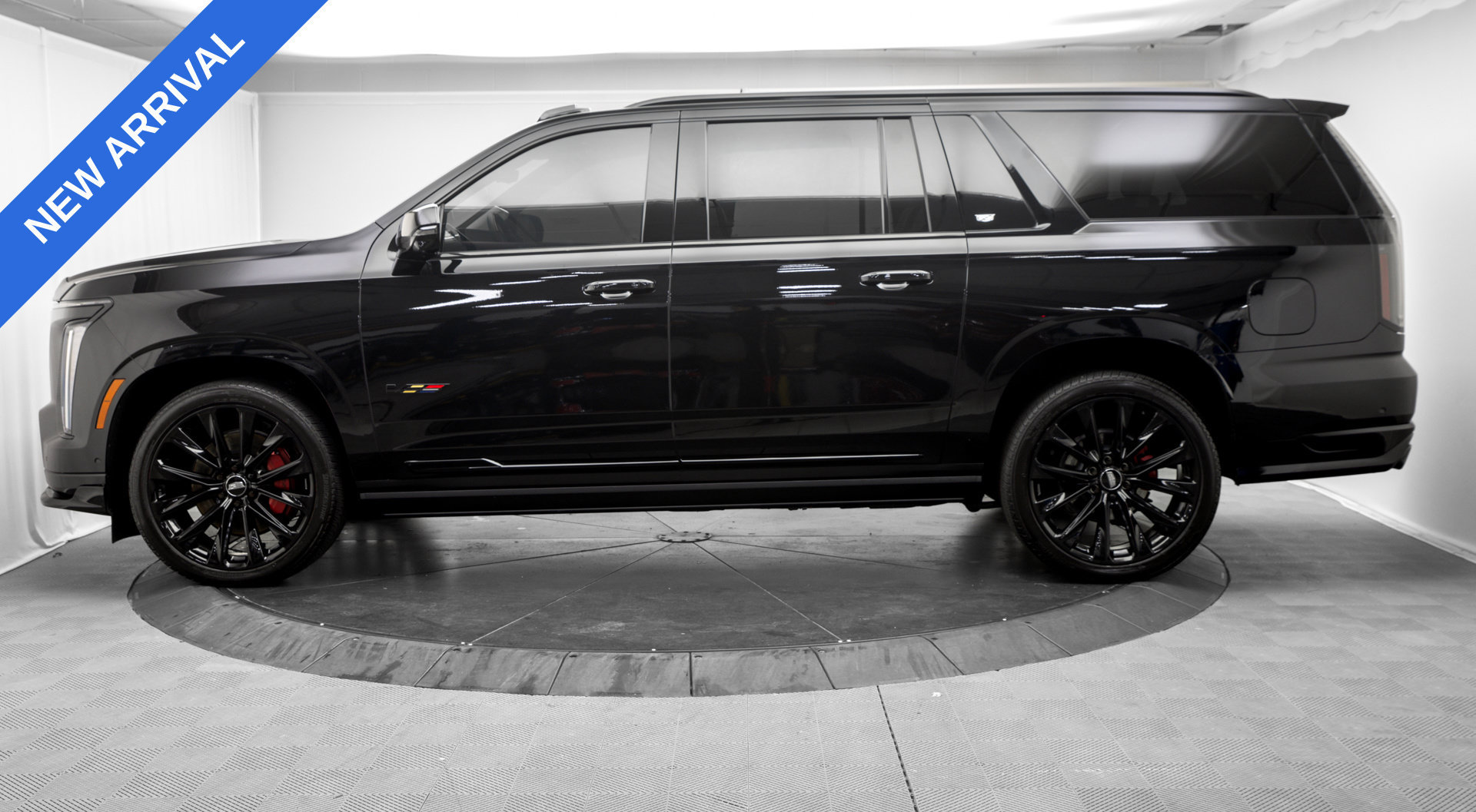 Used 2026 Cadillac Escalade ESV V w/ LPO, ONYX Package AWD/4WD image 4