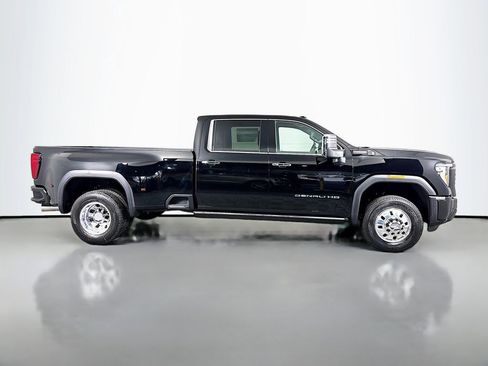 Used 2026 GMC Sierra 3500 Denali Ultimate image 9