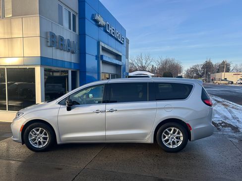 Used 2024 Chrysler Pacifica Touring-L image 1