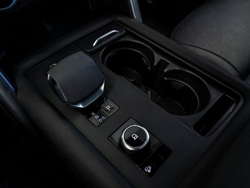 Used 2024 Land Rover Discovery Dynamic SE image 49