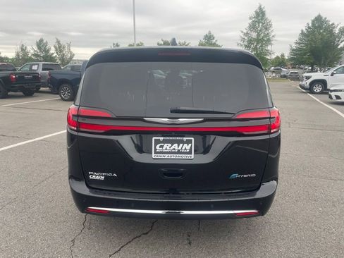 Used 2023 Chrysler Pacifica Touring-L FWD image 6