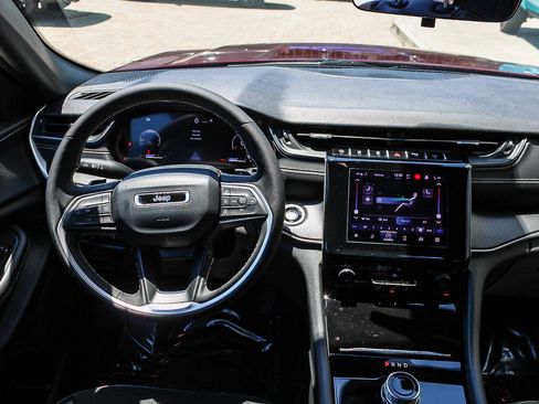Used 2025 Jeep Grand Cherokee Altitude RWD image 16