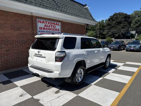 Used 2018 Toyota 4Runner SR5 AWD/4WD image 3
