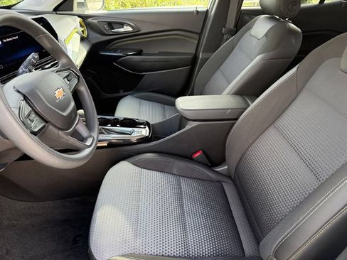 Used 2025 Chevrolet Trax LT FWD image 10