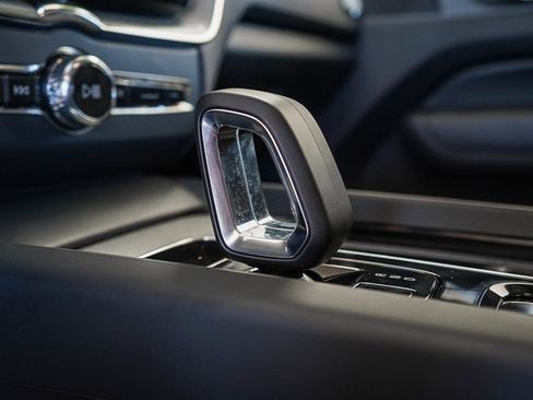 Used 2025 Volvo XC60 B5 Plus image 24