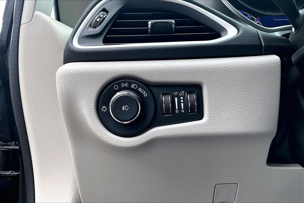 Used 2023 Chrysler Pacifica Touring-L FWD image 16