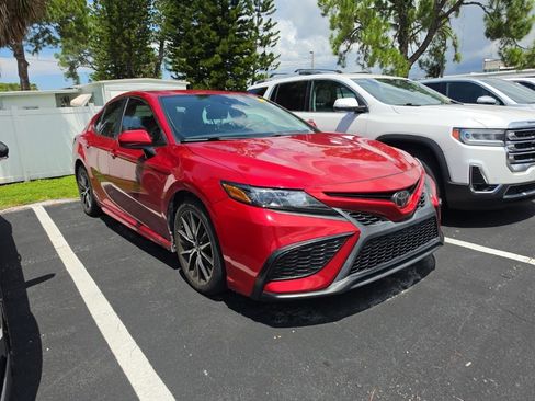 Used 2021 Toyota Camry SE FWD image 2