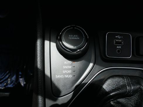 Used 2020 Jeep Cherokee Limited w/ Trailer Tow Group AWD/4WD image 32
