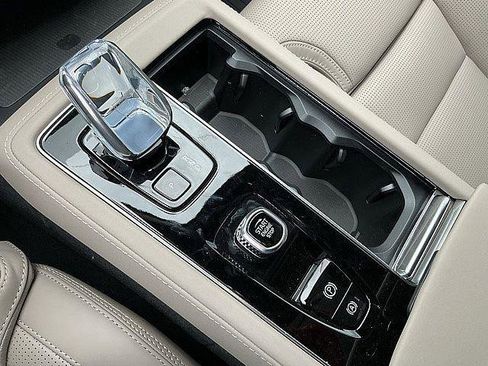 New 2026 Volvo XC90 B6 Ultra w/ Protection Package Premier AWD/4WD image 18