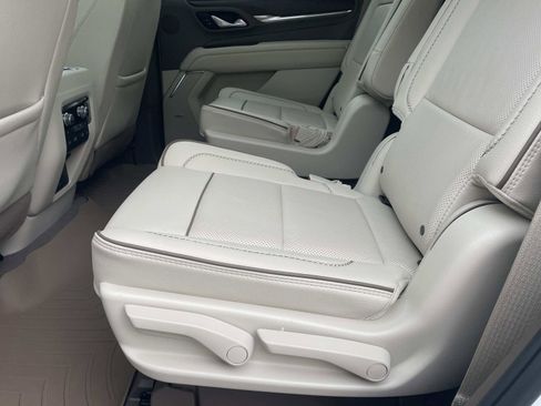 Used 2024 GMC Yukon Denali w/ Denali Reserve Package image 12