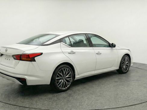 Used 2025 Nissan Altima 2.5 SV image 9